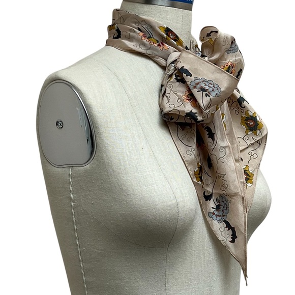 Oscar de la Renta Neck Scarf - Picture 2 of 6